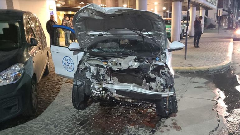 El conductor de un taxi terminó en el hospital tras el choque múltiple. Foto: Gentileza.