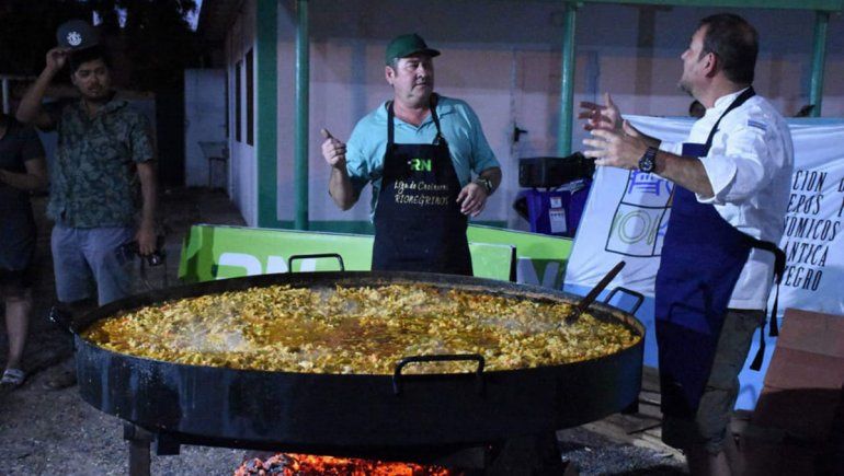Temporada: cipoleño la rompe en la cocina en Las Grutas