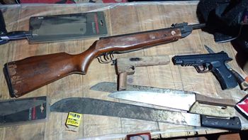 Durante el operativo secuestraron varias armas blancas, un arma de aire comprimido y una tumbera.