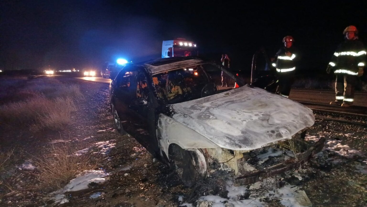 Ruta 51: se les incendió el BMW camino a Mari Menuco y salieron justo a tiempo