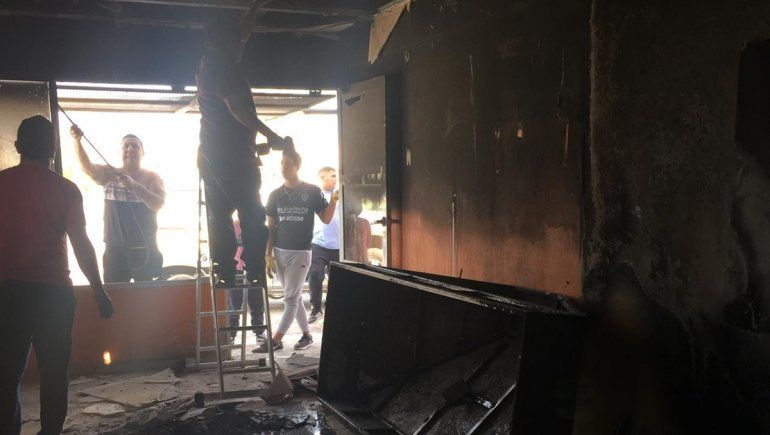 El dueño de la rotisería que se prendió fuego sigue grave y la familia pide ayuda 
