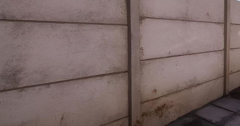 El empleado de la firma encontró los dos dedos entre las placas de cemento del cerco que delimita el predio. 