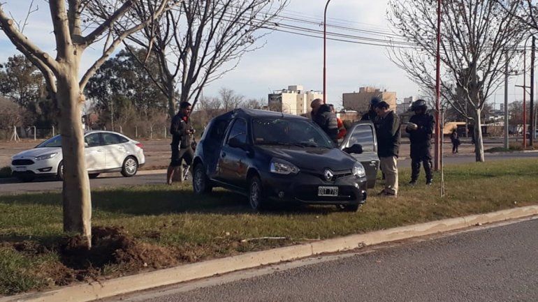 El auto siniestrado presentaba un fuerte impacto en la derecha.
