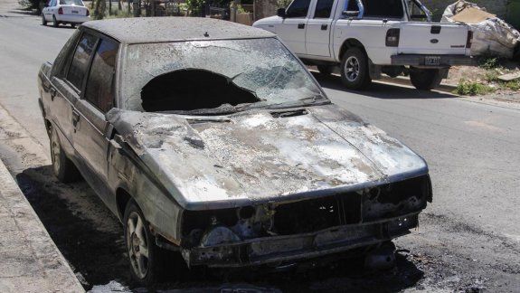 Un auto se prendió fuego en plena calle en el barrio Arévalo: investigan si fue intencional  