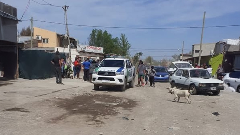 La policía intervino para frenar el caos y ayudar a las mujeres heridas. La agresora escapó.