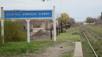 Dos vecinas del General Enrique Godoy tuvieron que acordar usos y normas para el juego de niños en la vereda pública.