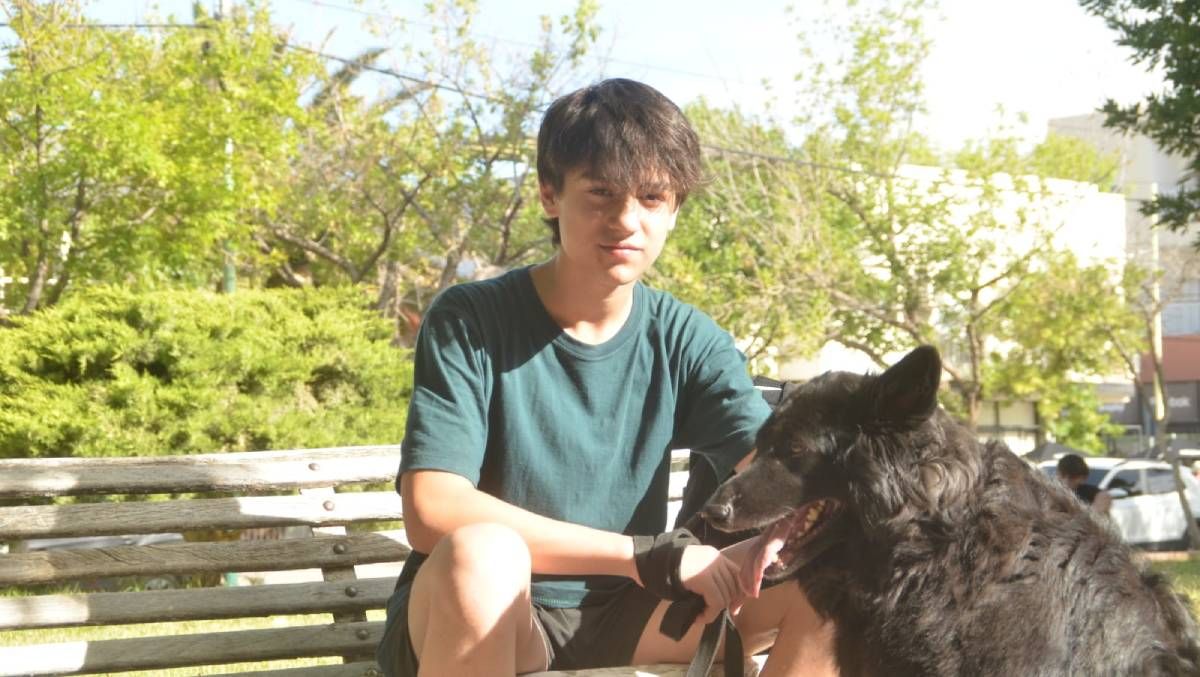 Ramiro, el paseador de perros de 14 años que sueña con conocer al Papa.