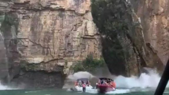 Brasil: un acantilado se desprendió y aplastó lanchas en un lago
