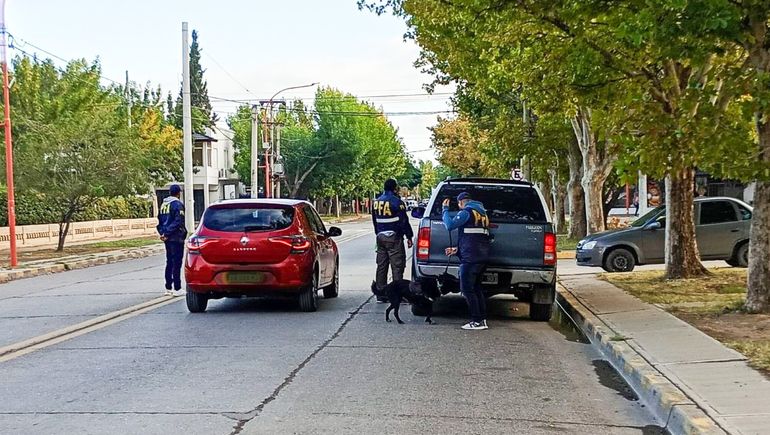 Efectivos de la División Antidrogas de la Policía Federal de Cipolletti realizaban controles en la calle Toschi y Ruta 22.&nbsp;