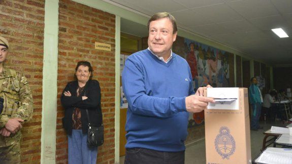 El gobernador Alberto Weretilneck, votó en Cipolletti. Los resultados del ballotage los esperará en Viedma.&nbsp;