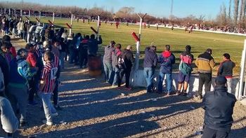 La Policía detectó que vendían bebidas alcohólicas en la cancha y lo comunicó al Juzgado de Paz. 