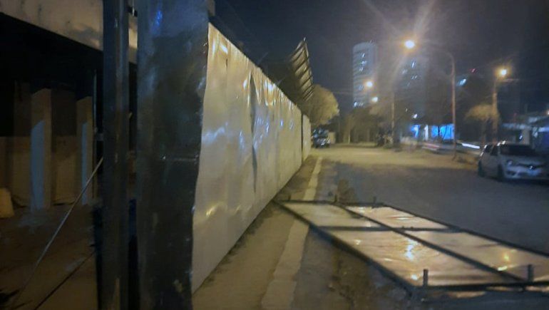 Un peligro: se vol&oacute; una chapa de una obra en construcci&oacute;n
