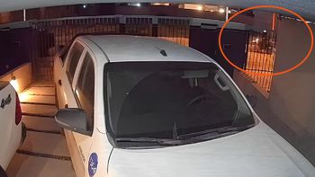 El hecho fue registrado por una cámara de seguridad en el barrio San Lorenzo de Cipolletti.