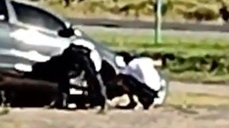 Escrache escandaloso: ¿Qué hacían los policías del video con la rueda de un auto?