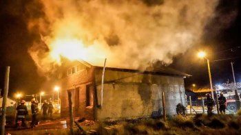 vecinos ayudaron a idolo de pacifico que sufrio la destruccion de su casa en un incendio