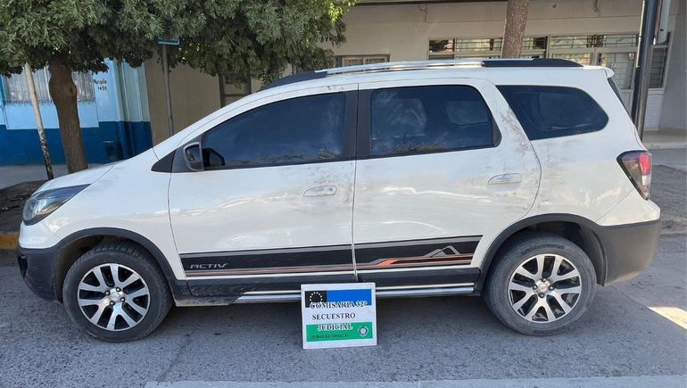 Un auto robado en Neuquén apareció abandonado en un barrio de Cipolletti