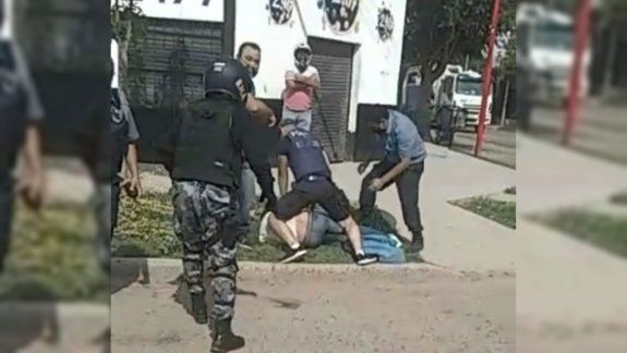Video: violento enfrentamiento entre familiares del hombre asesinado y la Policía