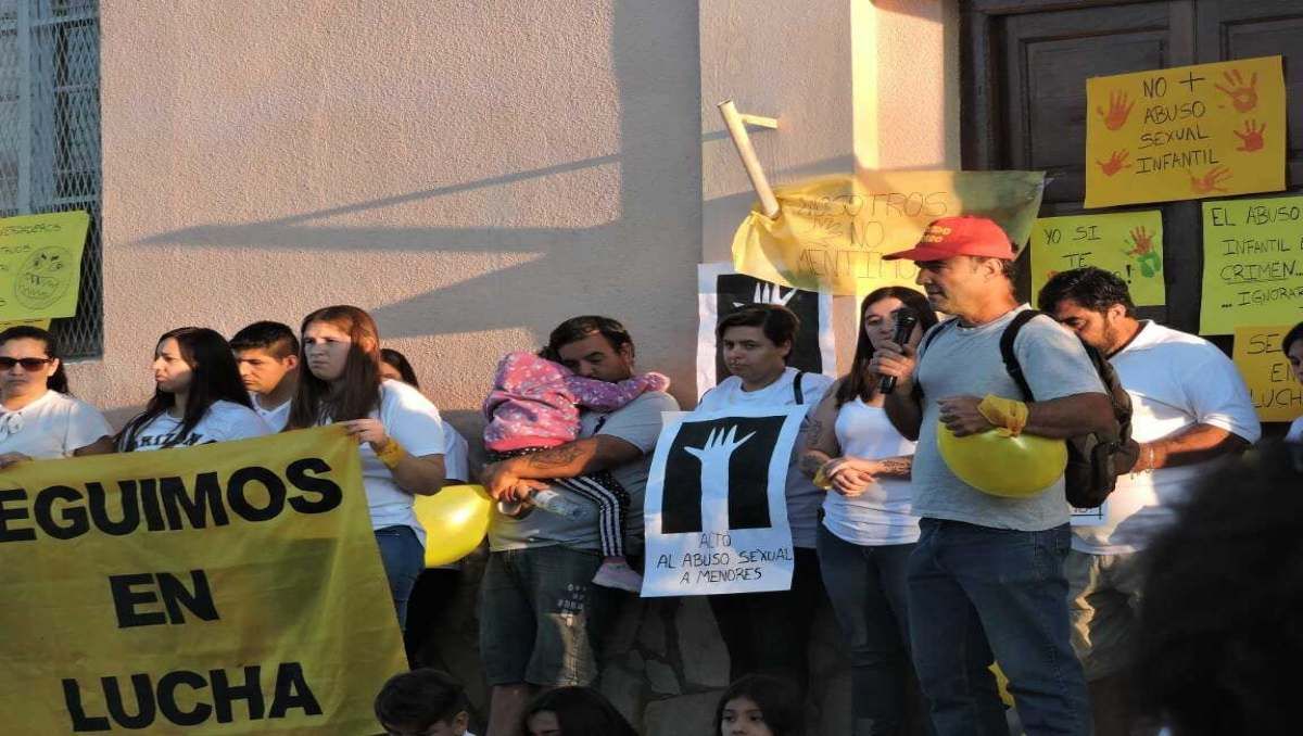 Jugaban al lobo feroz y en el baño las besaba