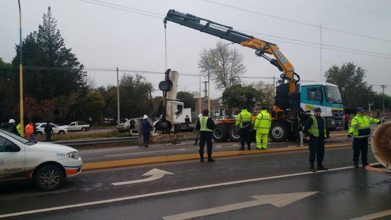 Una camioneta terminó adentro de un canal a la vera de la Ruta 151