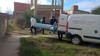 El cuerpo encontrado en el descampado fue trasladado a la morgue para la autopsia. 
