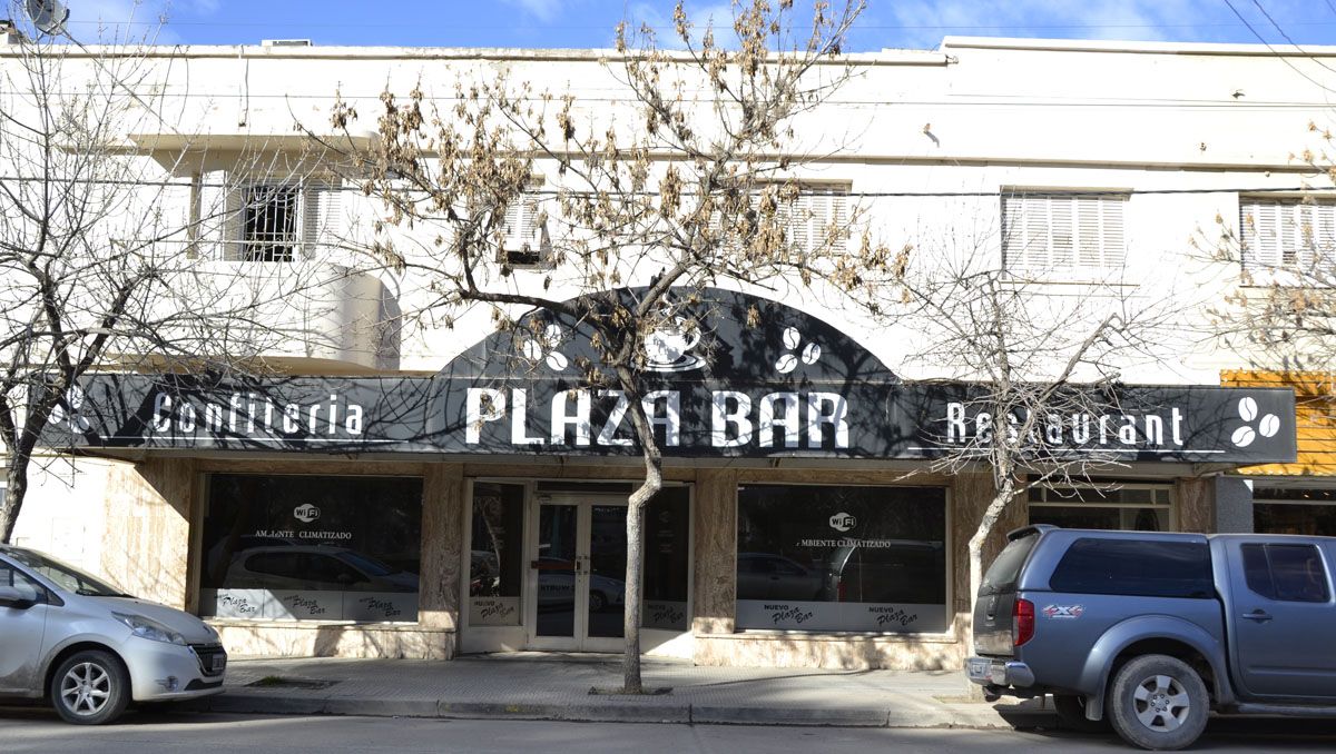 Una triste postal. El Plaza Bar, sin sus mesas afuera y con las puertas cerradas definitivamente.
