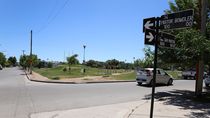 Nuevamente vecinos de la plaza del Arroba preocupados por las juntadas de jóvenes y las picadas en autos y motos. 