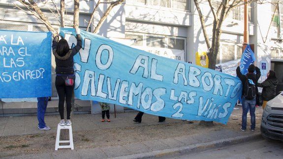 Con carteles y hasta un altar
