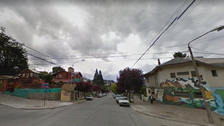 El robo ocurrió a metros del cruce de las calles Elfein y Palacios.