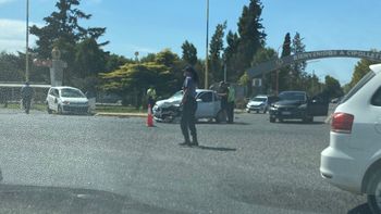 El choque se produjo en el ingreso a Cipolletti por calle Toschi, en la intersección con Ruta 22. Foto: Gentileza. El choque se produjo en el ingreso a Cipolletti por calle Toschi, en la intersección con Ruta 22. Foto: Gentileza.