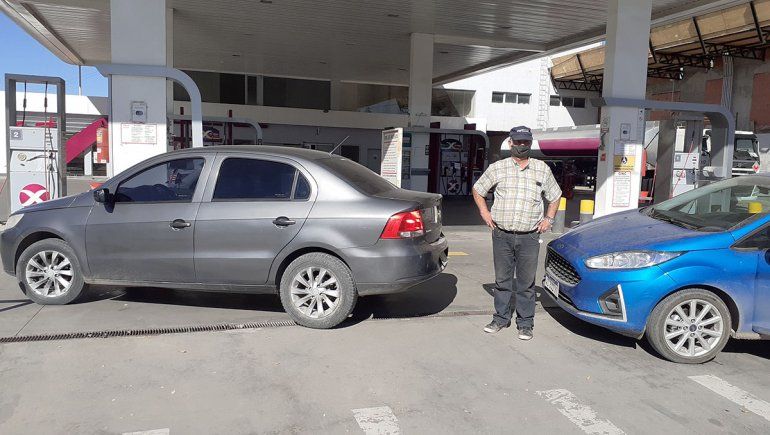 Elisardo tiene 61 años, llegó a las dos de la madrugada y esperó once horas.