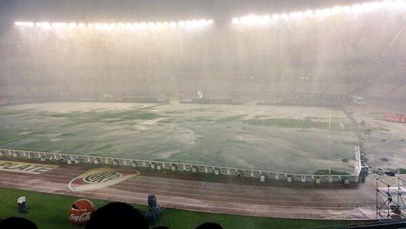 La lluvia inundó el Monumental.