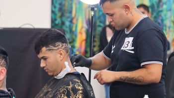 Alumnos de un curso de barbería realizan cortes de pelo gratis.
