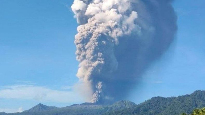 Columna de humo y ceniza sobre el monte Dukono, en Halmahera Norte, Indonesia.