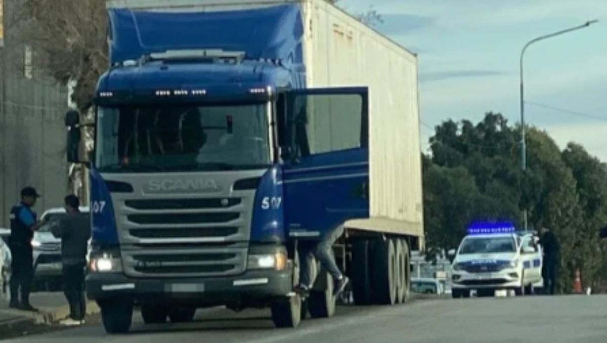 Según informó la policía de Chubut, el camión circulaba a baja velocidad y con el semáforo en verde por la avenida Hipólito Yrigoyen.