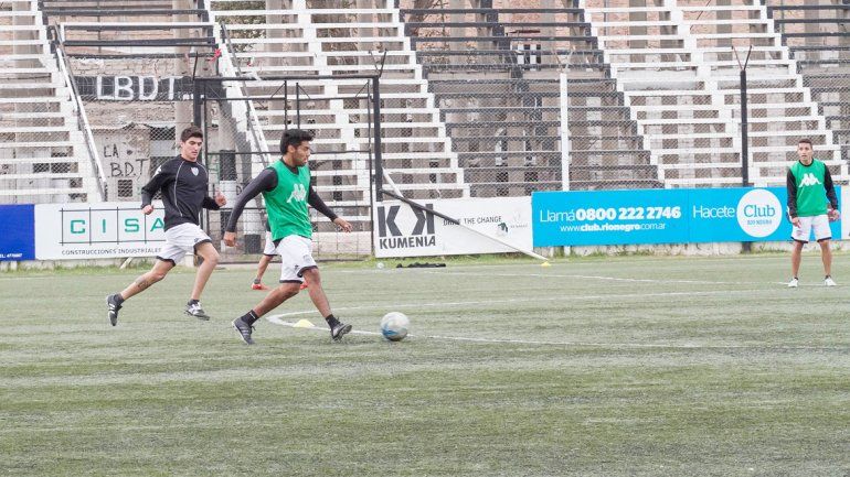Mellado hizo fútbol ayer y puede ser parte de los once.