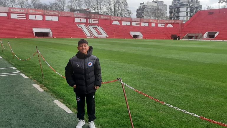 Noha Solís de Cipolletti al Semillero del Mundo. El nene de 10 años fue convocado para jugar en Argentinos Juniors. Su familia lo acompaña en el sueño de ser futbolista profesional.&nbsp;
