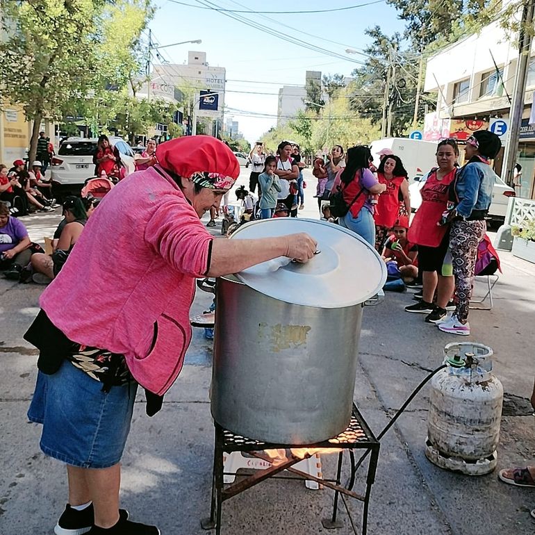 Las agrupaciones Unión de Trabajadores de la Economía Popular (UTEP) y Frente de Organizaciones en Lucha (FOL) se movilizarán por el centro e instalarán una olla popular a las afueras del Municipio en demanda de trabajo y alimentos.