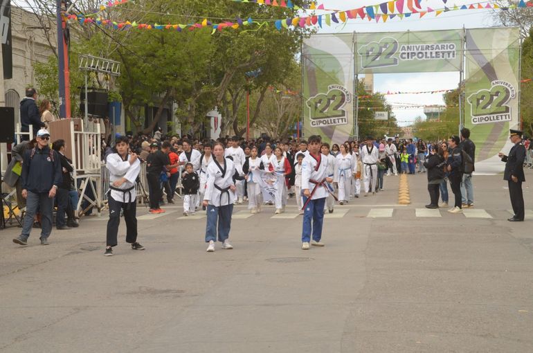 Gran presencia de vecinos en el desfile aniversario de Cipolletti.