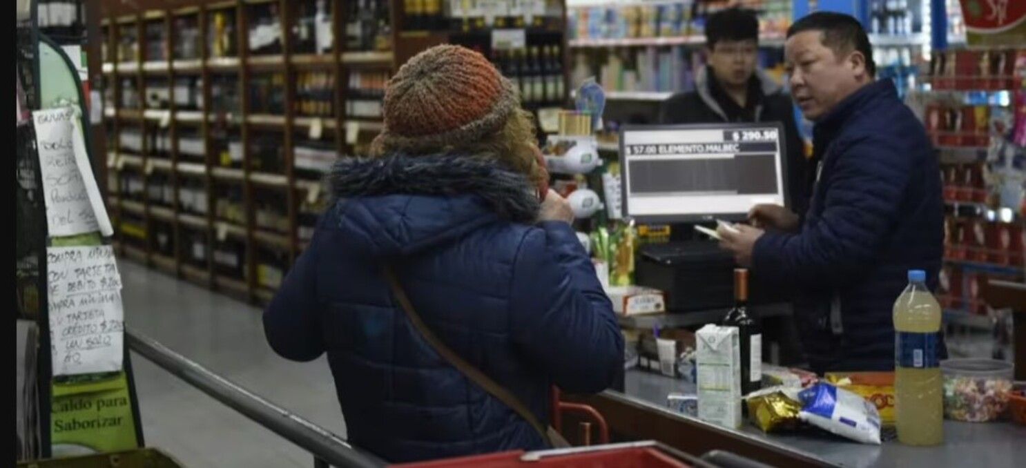 Advierten por circulación de billetes falsos en los supermercados chinos
