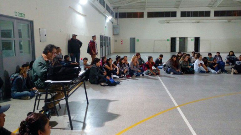 Padres y docentes piden no abrir un jardín en un colegio secundario