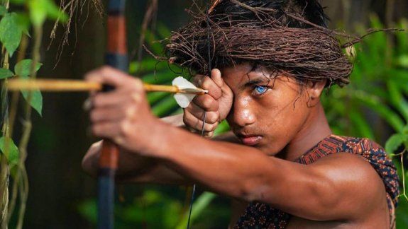 La tribu de Indonesia que asombra por sus ojos azul brillante