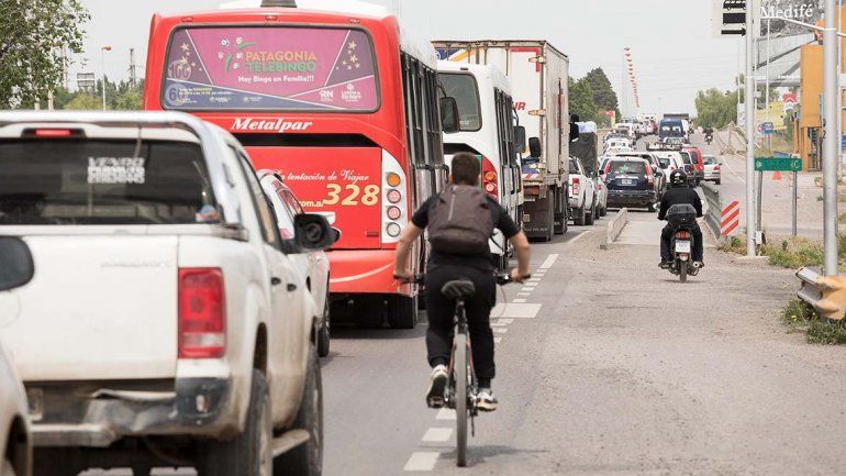 Caos de tránsito en los puentes carreteros por una obra de Vialidad Nacional