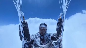 A medida que iba ascendiendo, el cuerpo del parapentista chino se iba congelando y cubriendo de una fina capa de nieve.