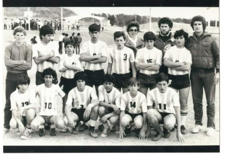 Miguel, el segundo abajo a la izquierda. Cuentan que fue un talentoso jugador de chico.