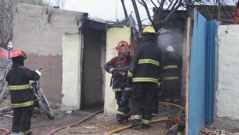 Tres niños murieron en el trágico incendio desatado en la mañana de este jueves en General Roca.&nbsp;