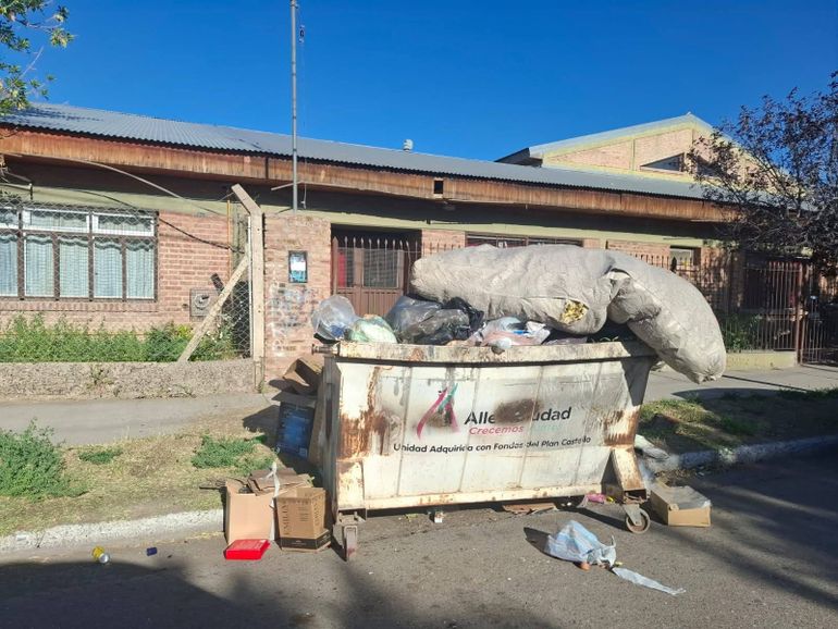 La ciudad de Allen amaneció colapsada de basura