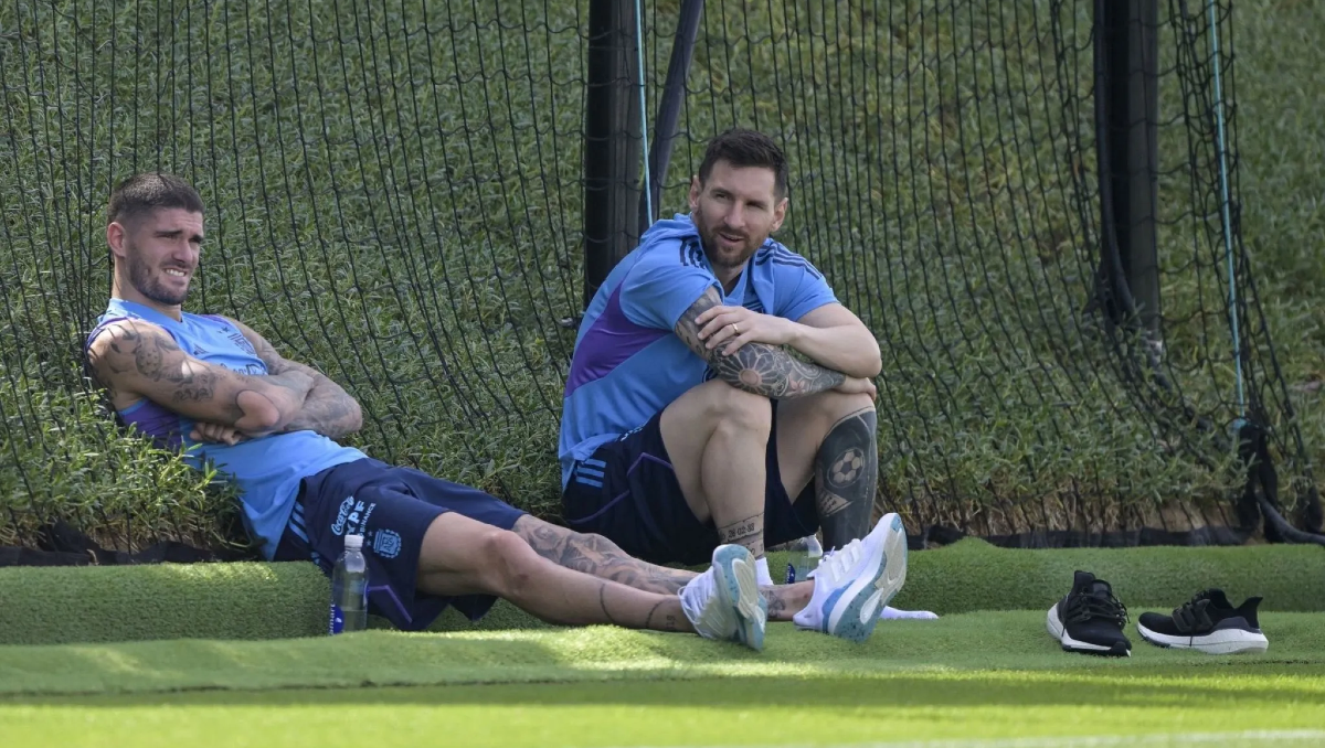 La selección argentina entrenó ante la relajada mirada de Messi