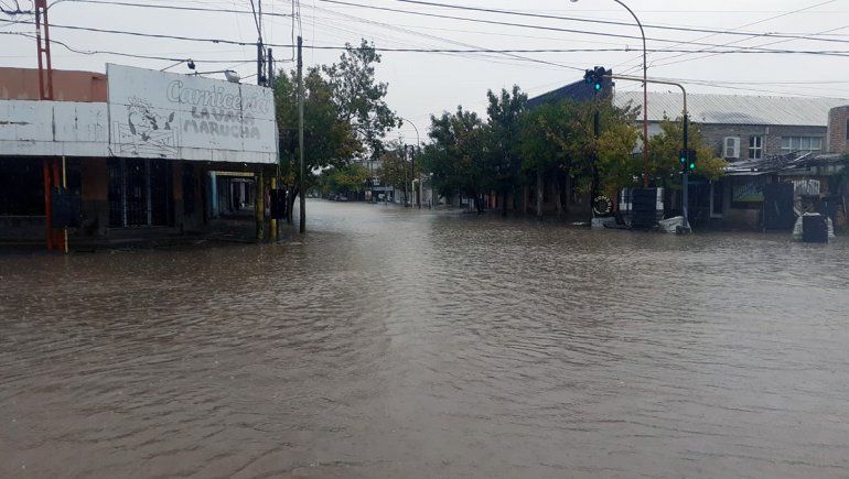 Las imágenes de Cipolletti en medio del temporal de lluvia 