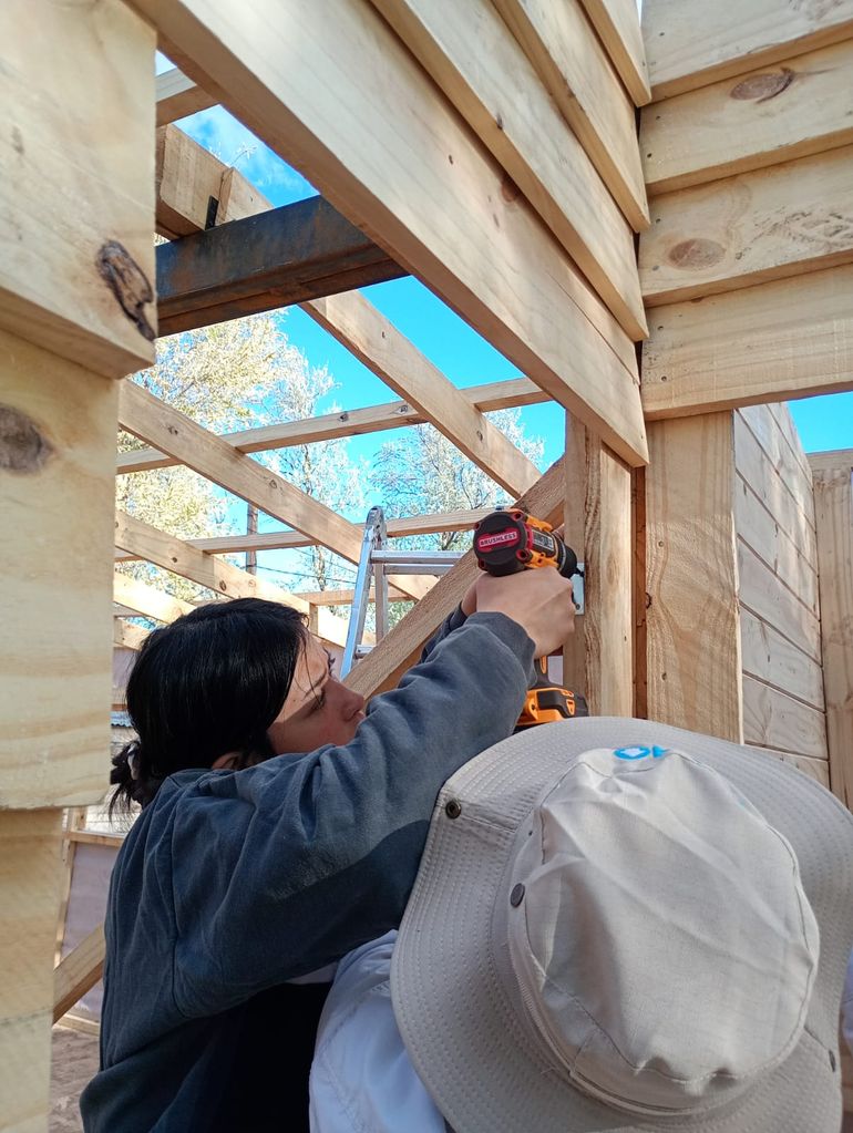 El trabajo comunitario de TECHO ya realizó la construcción de 30 viviendas de emergencia en el barrio Los Olmos y Barrio Nuevo de Cipolletti.
