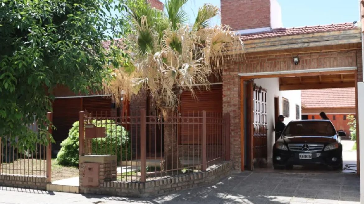 El auto de alta gama que perteneció a Ricardo Fort está valuado en 27.000 usd y está blindado. | LMCipolletti.com El auto de alta gama que perteneció a Ricardo Fort está valuado en 27.000 usd y está blindado.